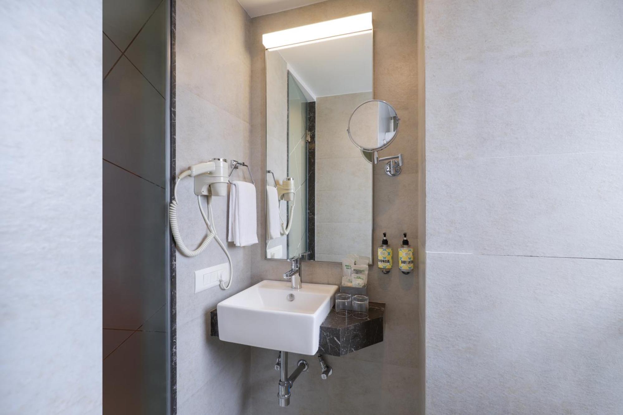 Lemon Tree Hotel, Kalina Bkc, Mumbai, Mumbai